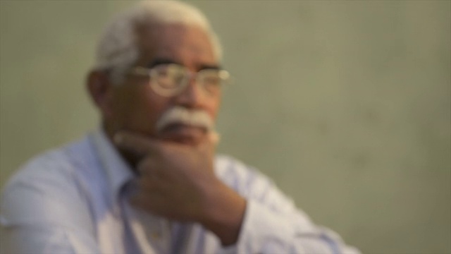 一幅严肃的非裔美国老人的肖像，他看向别处视频素材