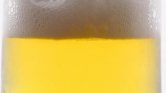 啤酒在玻璃杯中流动视频素材