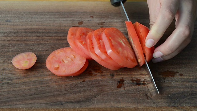 女人番茄切片刀视频素材