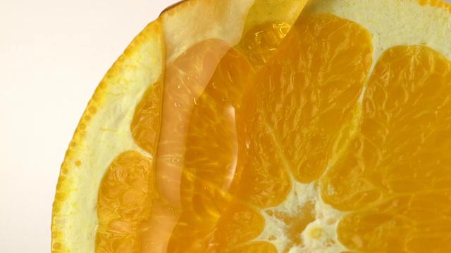 蜂蜜倒在橘子上，慢动作视频素材