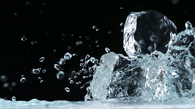 水溅在冰块上，慢镜头视频素材