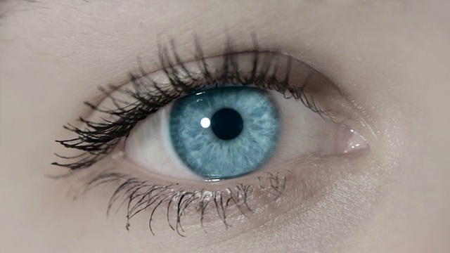 睁女蓝眼缩小，1080p视频素材