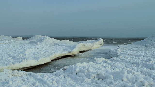 冰裂时，海面泛起涟漪视频下载