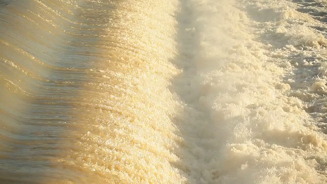 河水冲过堰视频素材