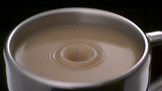 咖啡滴在杯子里起涟漪，慢镜头视频素材