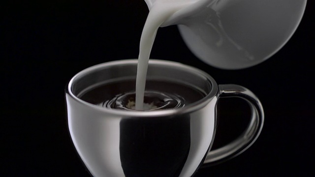 往咖啡里倒牛奶，慢动作视频素材