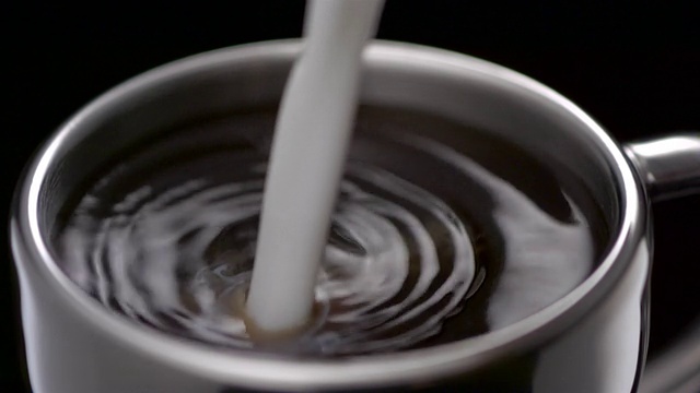 往咖啡里倒牛奶，慢动作视频素材