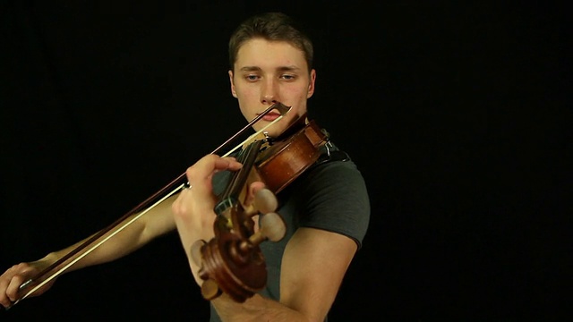 Violiniston黑色的背景视频素材