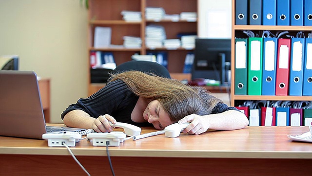 工作时睡在键盘上的疲惫女人视频下载