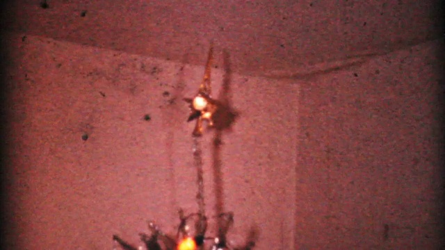 疯狂的圣诞玩偶在树下1964年8毫米复古电影视频素材