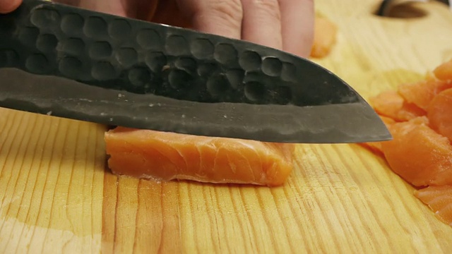 三文鱼生鱼片削减视频素材