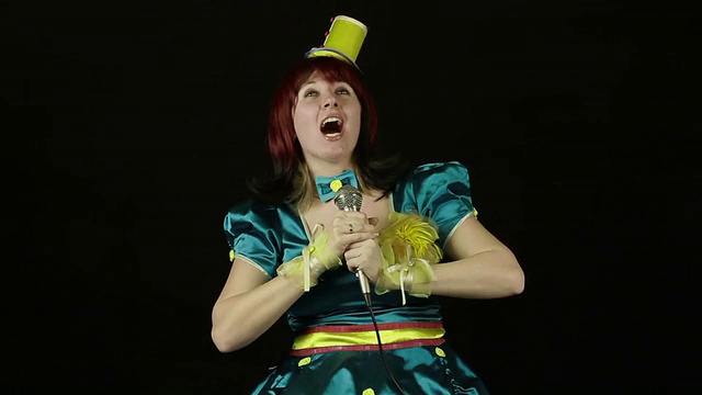 小丑女人在麦克风里唱歌视频素材