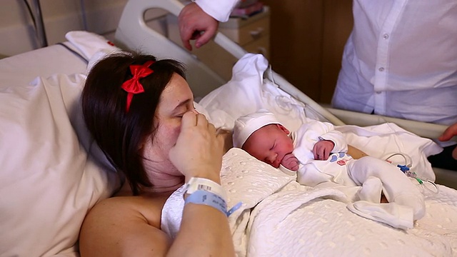 母亲和新生儿视频素材