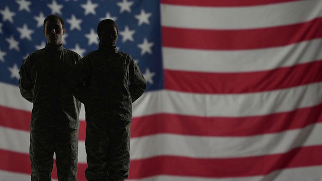 士兵们在美国国旗前剪影。视频素材