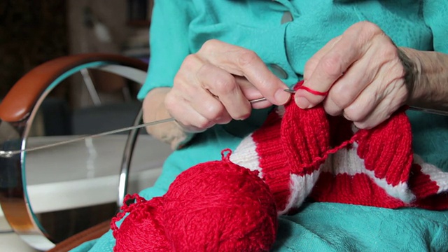 编织的老女人的手视频素材