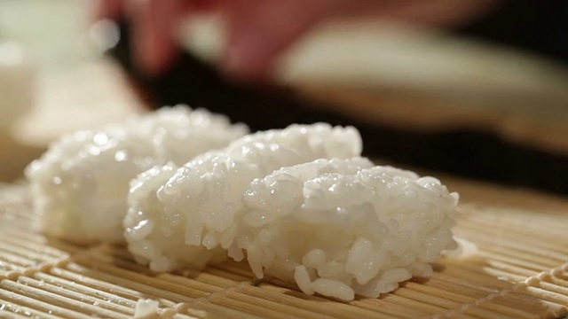在做寿司卷的时候把芥末放在海苔上。视频下载