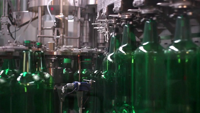 啤酒厂啤酒装瓶工艺线。视频素材