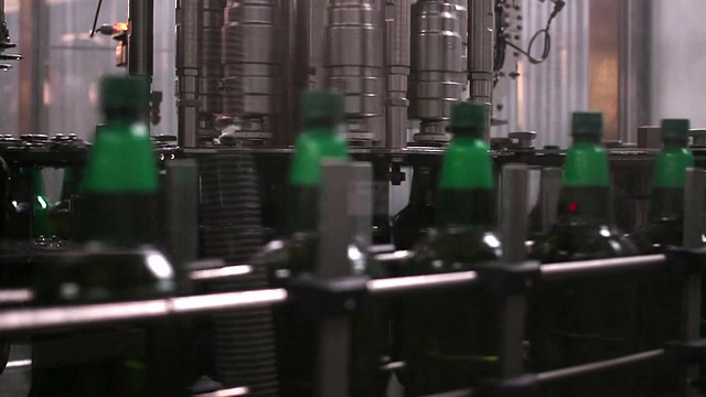 啤酒厂啤酒装瓶工艺线。视频素材