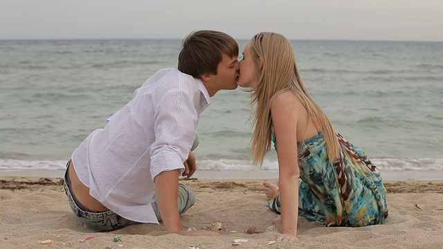 在海滩上接吻的年轻情侣视频下载
