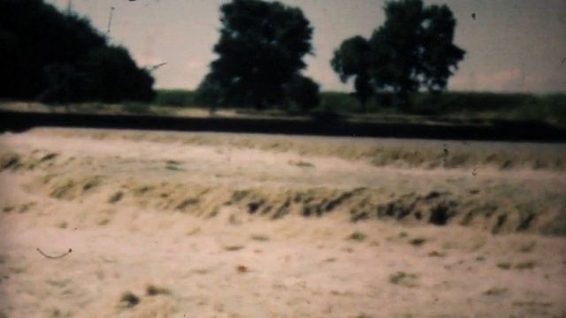 德克萨斯州达拉斯泥泞泛滥的河流-1948年8毫米复古视频素材