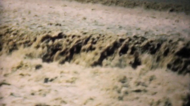 汹涌的洪水在达拉斯-1948年份8毫米视频素材