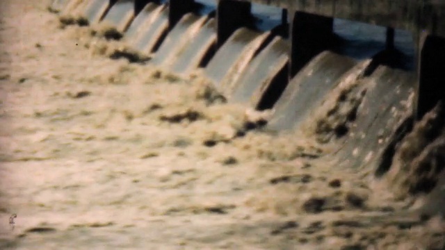 汹涌的洪水通过溢洪道倾泻-1948年份8毫米视频素材