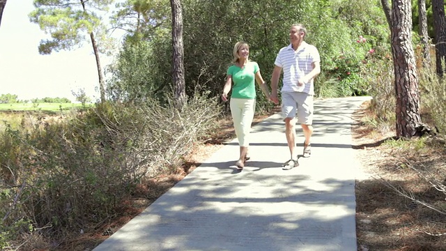 一对老年夫妇一起在乡村散步视频下载