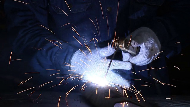 产业工人焊接视频素材