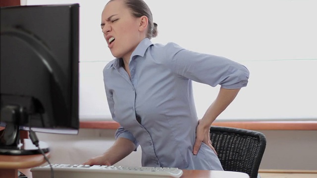 年轻的女商人背部疼痛视频素材