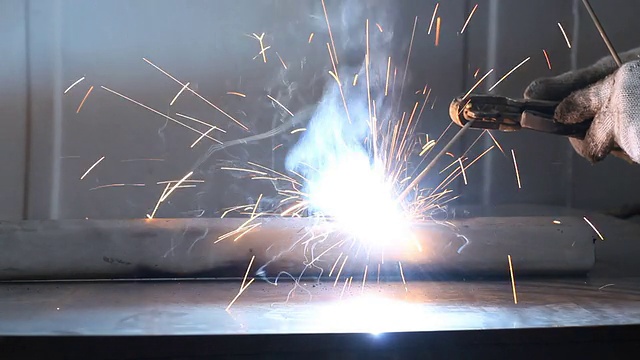 产业工人焊接视频素材