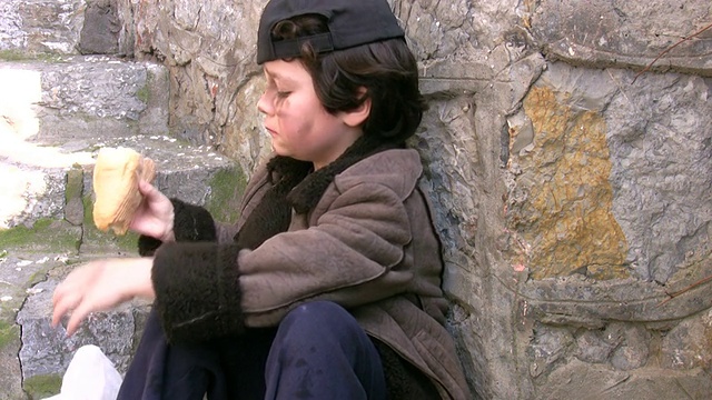 无家可归的可怜小男孩视频素材