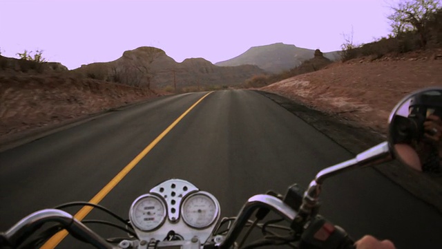 在宽阔的道路上骑摩托车视频素材