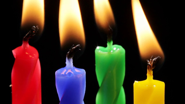 四支五彩生日蜡烛视频素材