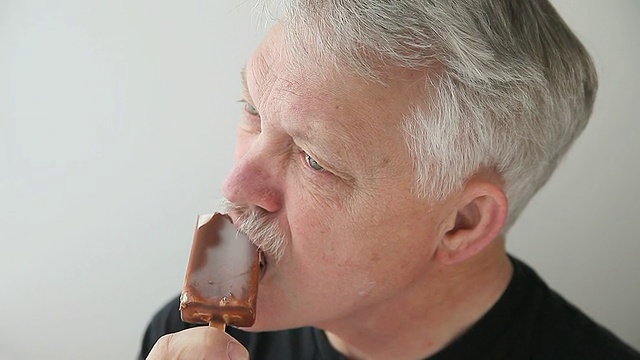 男人吃巧克力的特写镜头视频下载