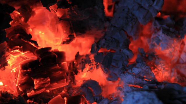 煤中的红色火焰视频素材