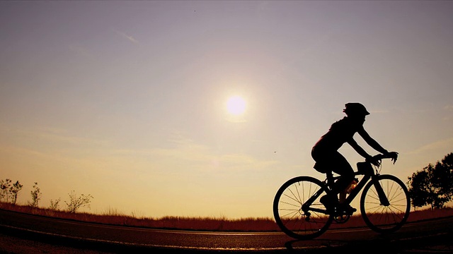 日出骑自行车的人在轨道上视频下载