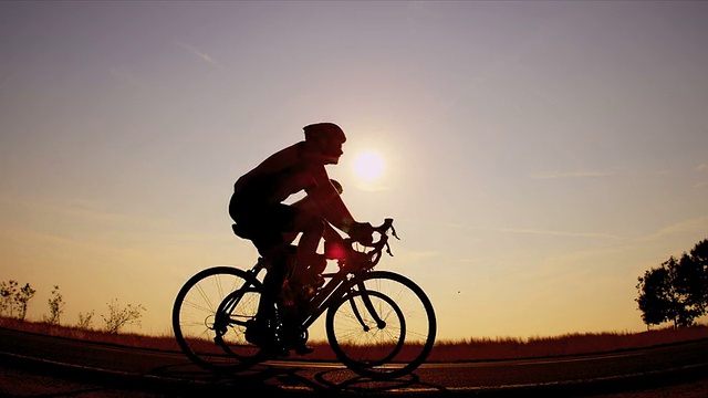 积极健康的人骑自行车日出视频下载