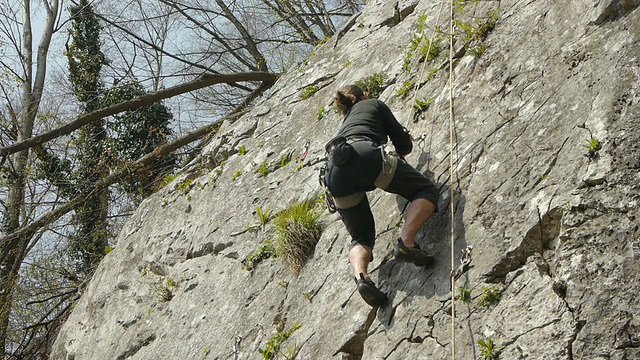 攀岩者从岩壁上往下爬视频素材