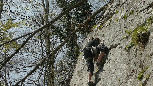 攀岩者拿粉笔灰和固定视频素材