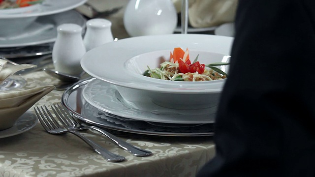 HD STOCK:餐厅晚餐的装饰场所设置视频下载