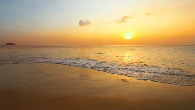 美丽的日落热带海滩。视频素材