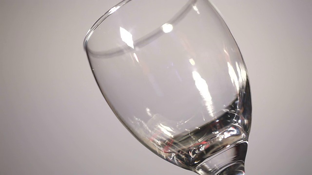 杯中流淌着鲜亮的葡萄酒视频下载