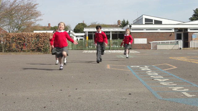 小学生在操场上奔跑视频素材