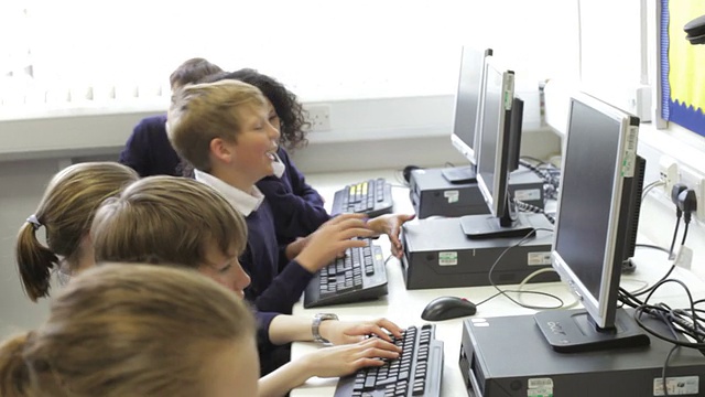 计算机课上的一群孩子视频素材