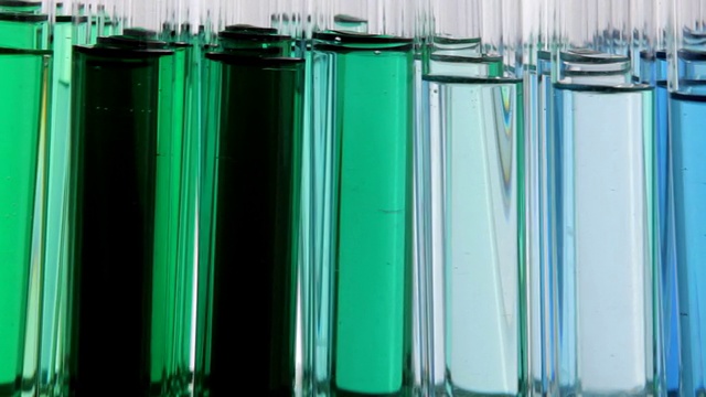试管里有绿色和蓝色的化学物质视频下载