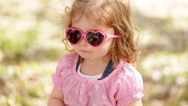 戴着心形太阳镜的小女孩视频素材