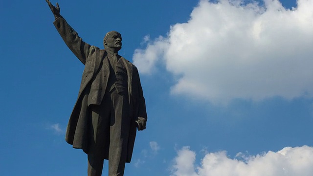 列宁纪念碑。蓝天背景，夏季季节。视频下载