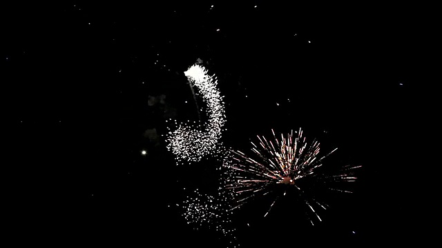 7月4日烟花旋转白色螺旋新年背景高清视频素材