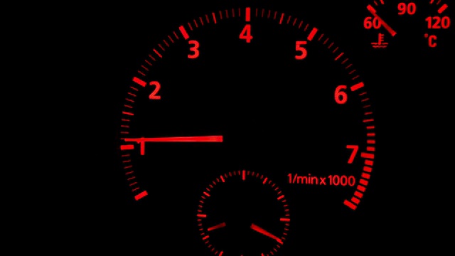 跑车仪表盘转速表显示加速时的转速视频下载