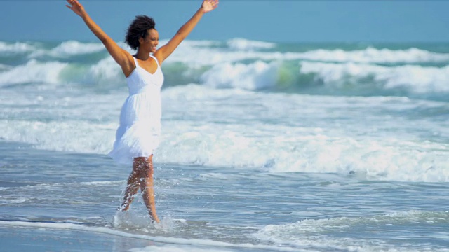 微笑的年轻女性享受海滩生活视频素材